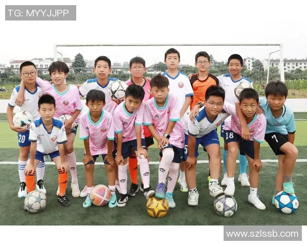 棱角分明的足球明星如何在绿茵场上展现独特魅力与风采