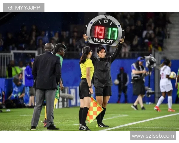 足球明星与裁判亲密合影展现赛场友谊与尊重的温馨瞬间